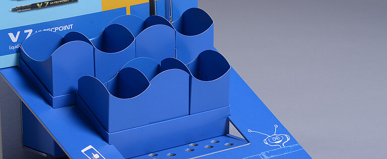 Blaues, individuell bedrucktes Regal- oder Verkaufsdisplays mit Materialmix aus Karton und Pappe für Schreibutensilien.